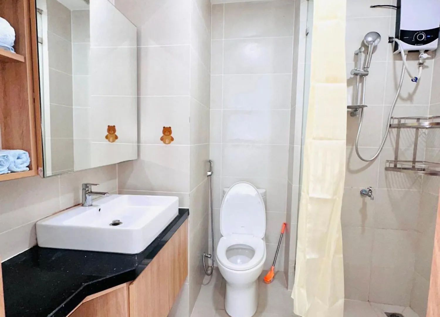 Spacious & Modern Balcony 1Br With Desk Ho Chi Minh City